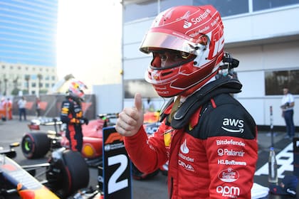 Pulgar arriba de Charles Leclerc, tras hacer el mejor tiempo en la clasificación para el GP de Bakú (Azerbaiyán), que se correrá el domingo