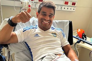 Pulgar para arriba de Hugo Ibarra, durante su internación