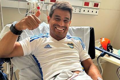 Pulgar para arriba de Hugo Ibarra, durante su internación
