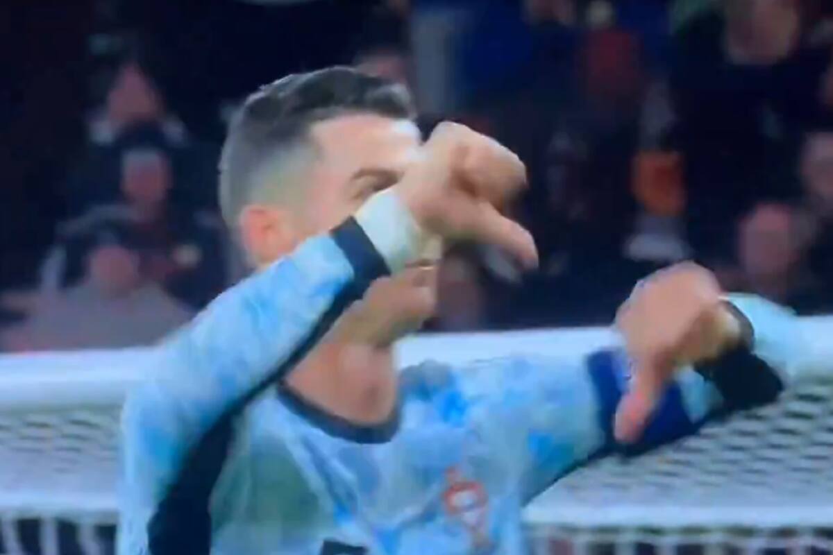 Pulgares abajo de Cristiano Ronaldo al final del partido entre Portugal y Escocia; el capitán luso expresó su fastidio contra el árbitro por las demoras de los rivales, en la Liga de Naciones.