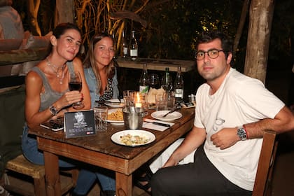 Puli de María disfrutó de la cena con amigos.