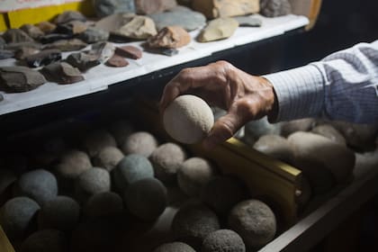 Con marea baja aparecen piedras boleadoras que usaban los tehuelches para cazar lobos marinos