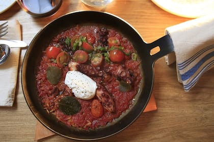 Pulpo a la griega, uno de los platos estrella de Narda Comedor (Sucre 664)