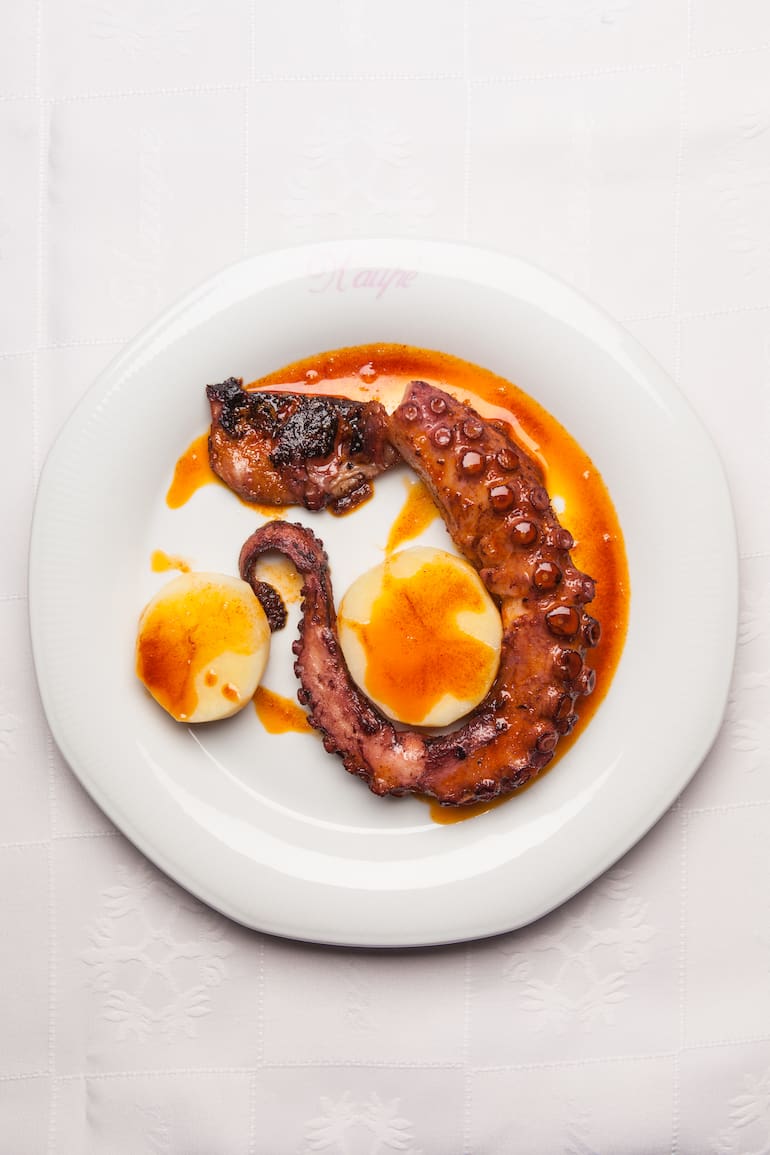Pulpo con papas al natural en Kaupé.