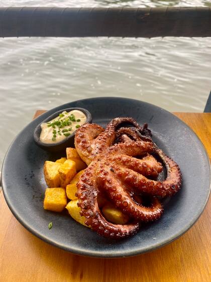 Pulpo grillado en Ocyá, en la Ilha da Gigóia.