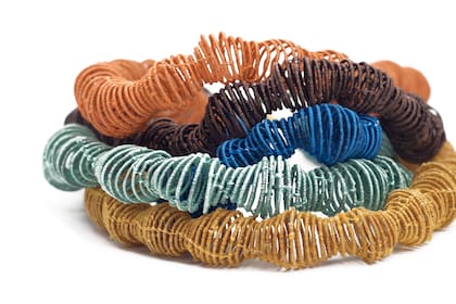 Pulseras tejidas mediante coiling y teñidas con tintes naturales, de Gabriela Horvat