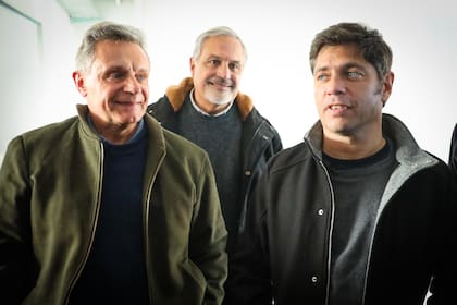 Pulti, con Kicillof; detrás de ellos, Raúl Calamante, que quedó inscripto en las dos listas peronistas marplatenses en pugna