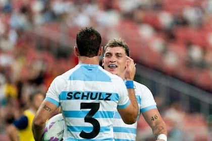 Pumas 7s vencieron a All Blacks: Schulz celebra con Luciano González