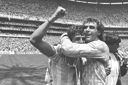 Pumpido celebra con Giusti la obtención del campeonato del Mundo