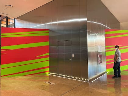 Puñal, instalación de Elian Chali que parece atravesar una estructura metálica del edificio