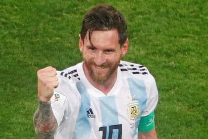 Puño apretado y arriba, la señal de que Messi comenzó a disfrutar dentro de la cancha en el Mundial
