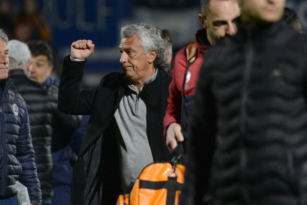 Puño en alto de Néstor "Pipo" Gorosito tras la victoria de su equipo, Gimnasia, ante Arsenal; el Lobo es el único puntero del torneo