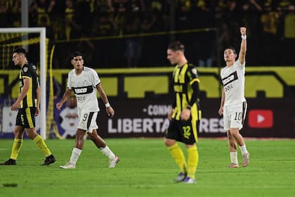 Puño en alto de Zapiola hacia una tribuna alta del Campeón del Siglo, el espacio que ocuparon los hinchas calamares que fueron testigos de un capítulo inolvidable para el club.