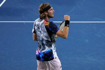 Puño en alto del griego Tsitsipas, vencedor del ruso Medvedev en el torneo que es antesala del Abierto de Estados Unidos; este domingo definirá en Cincinnati contra el croata Borna Coric.