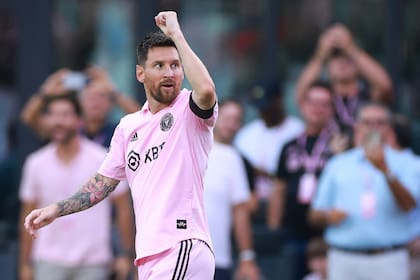 Puño en alto, Messi celebra uno de sus goles en el 4-0 de Inter Miami a Atlanta United
