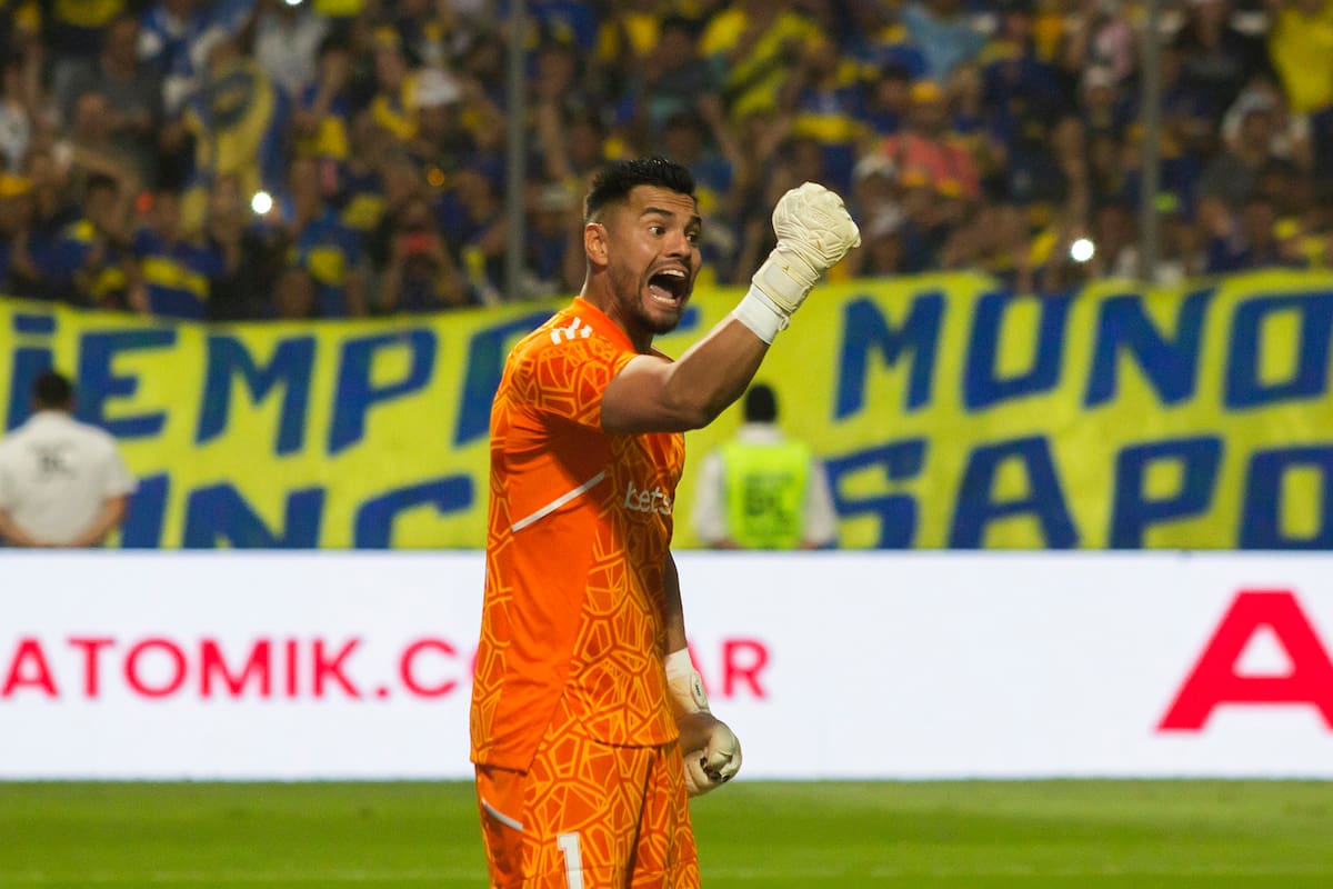 Puño en alto para Chiquito Romero, otra vez dueño de los penales en la victoria de Boca por la Copa Argentina