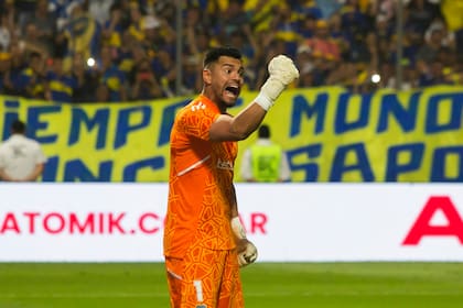 Puño en alto para Chiquito Romero, otra vez dueño de los penales en la victoria de Boca por la Copa Argentina