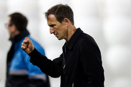 Puño en alto para el 'Vasco' Arruabarrena luego de la victoria de Boca por 2 a 1 ante Talleres