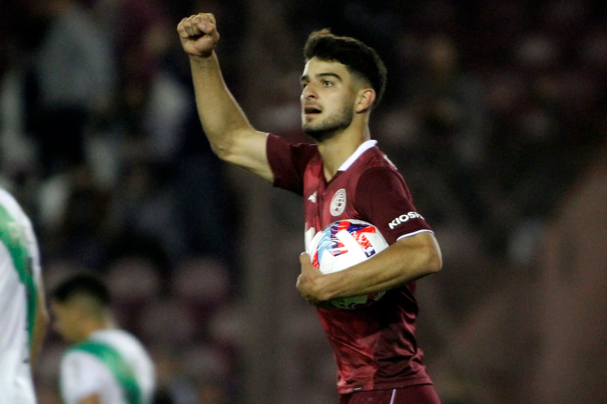 Puño en alto para José López, autor del gol del empate para Lanús en el clásico del Sur y una de las revelaciones del torneo