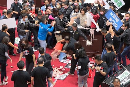 Legisladores del principal partido opositor Kuomintang (KMT) de Taiwán lanzaron tripas de cerdo e intercambiaron golpes con otros legisladores en el Parlamento