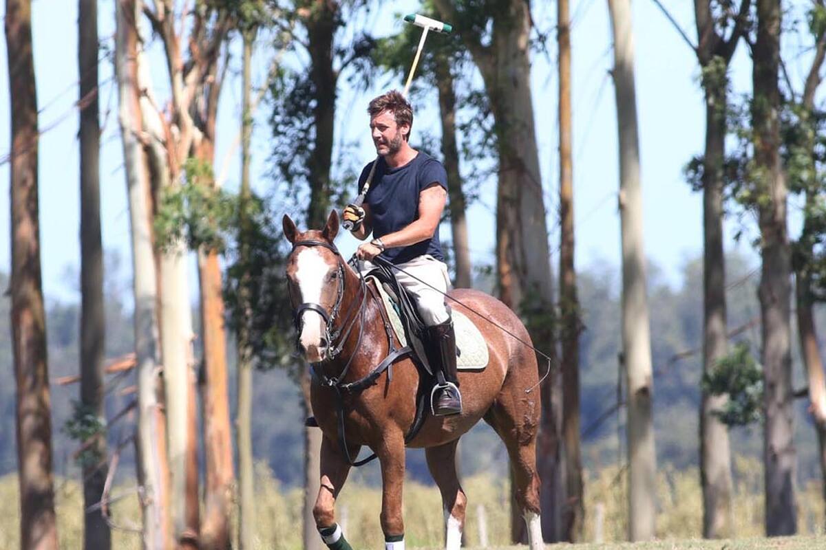 Punta del Este 2024: Benjamín Vicuña aprovechó un atardecer de ensueño para dar rienda suelta a una de sus grandes pasiones, el polo