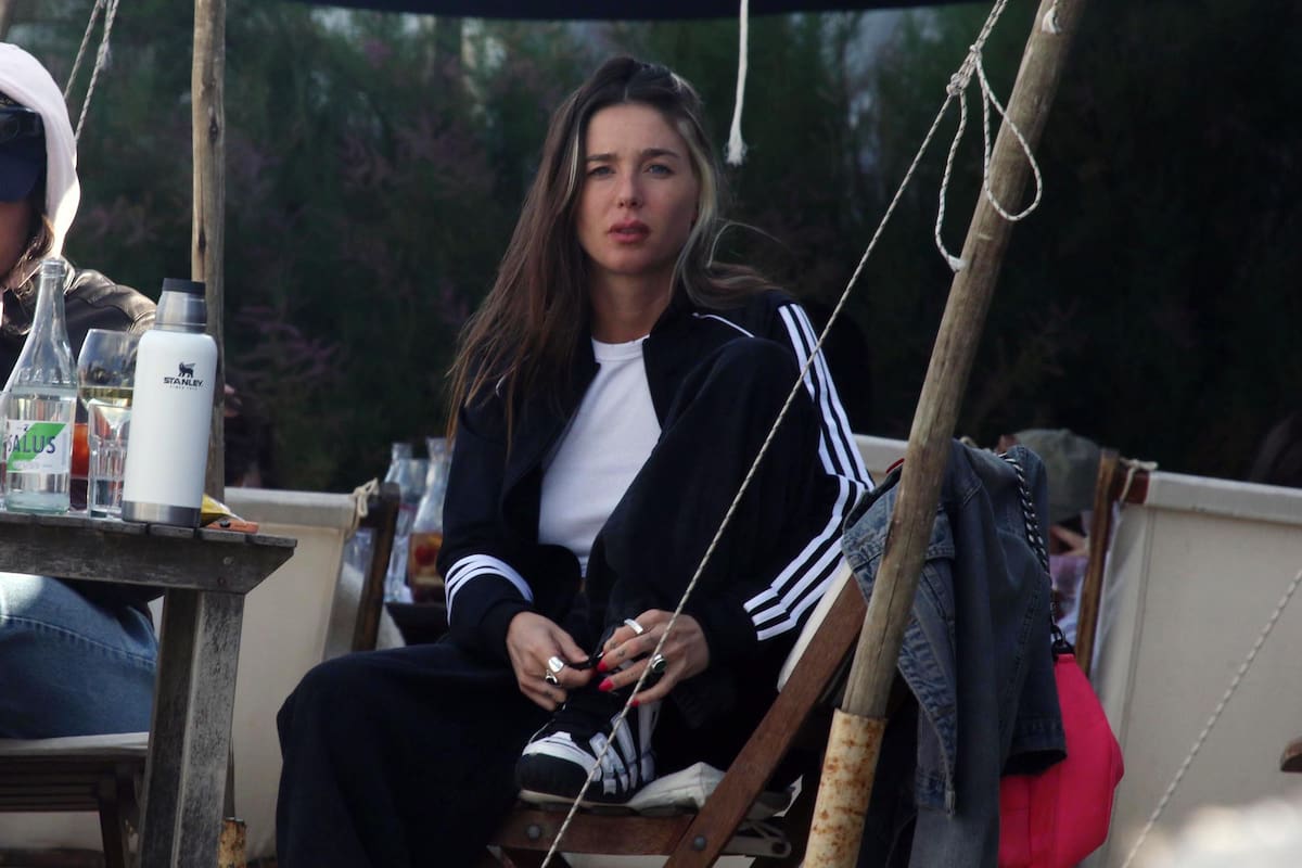 Punta del Este 2024: cerveza y charla con amigas; así aprovechó la tarde ventosa Lucía Celasco