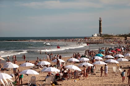 El primer fin de semana del año sumó turistas a las playas uruguayas.