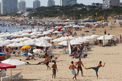 Punta del Este, verano 2018, caminar, playa, bikini, chicas, jóvenes, temporada récord, La Mansa, La Brava