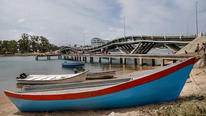 El puente ondulado es el límite entre La Brava y La Barra