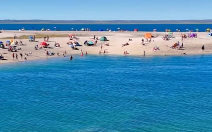 Punta Perdices es conocida por ser el Caribe patagónico, un apodo que se explica por el contraste entre el azul intenso del agua y el blanco de una playa cubierta de conchillas