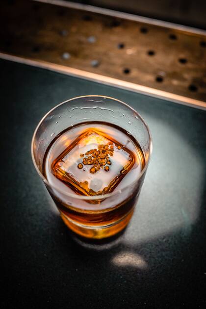 Gaucho: whisky escocés, vermouth rosso, cedrón, almíbar y polen.