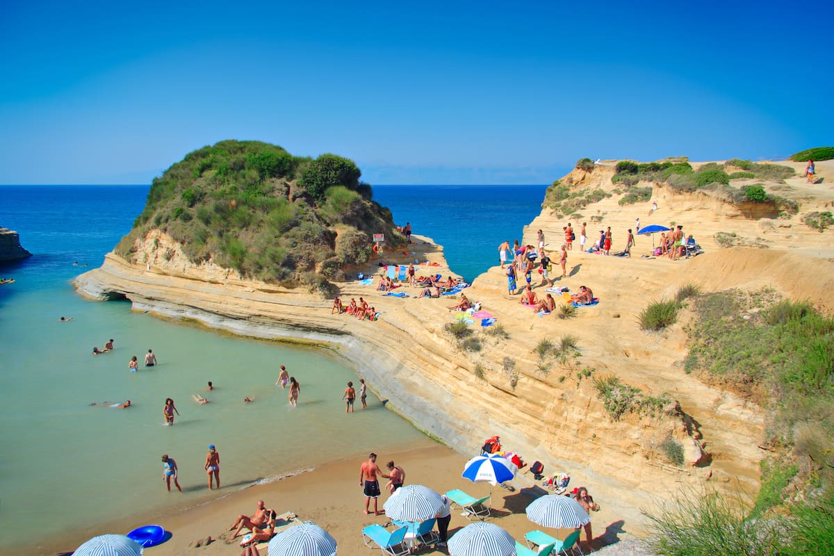 Puntos como la idílica isla de Corfu en Grecia lucen increíbles en las fotos pero no son iguales en la vida real