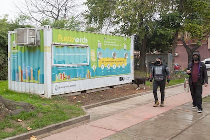 El punto verde cerrado, en la plaza 25 de agosto, en Villa Ortúzar