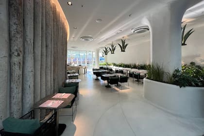 Pura creatividad: platos, cocteles, postres y opciones para todo el día. Arriba abre de 9 am a 3 am, en el shopping Alcorta.