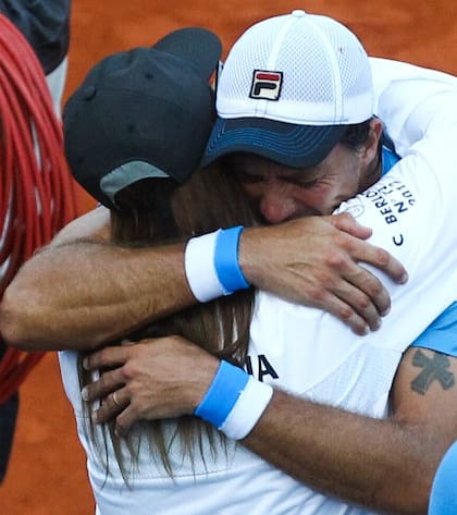 Pura emoción: el abrazo entre Berlocq y su esposa tras la victoria