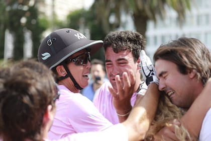 Pura emoción: Pedrinho Zacharias celebra el triunfo de La Aguada sobre La Zeta-Kazak en el repechaje por el acceso a la próxima Triple Corona