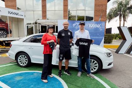 Pura emoción: recibieron sus autos de la mano de Mascherano en el predio de la AFA.
