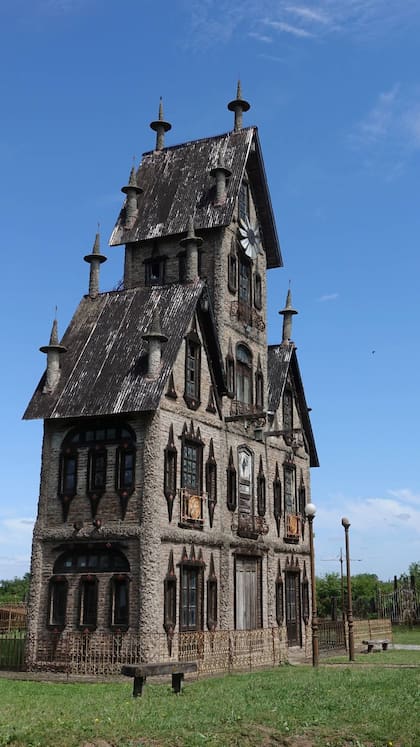 Pura fantasía arquitectónica construida con materiales de demolición