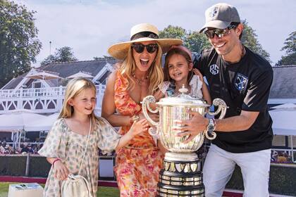 Pura felicidad. El polista celebra en el podio junto a “sus chicas”: su mujer, Isabelle Strom, y sus hijas Olympia y Assia, que ni bien tocó la campana final corrieron a abrazarlo.