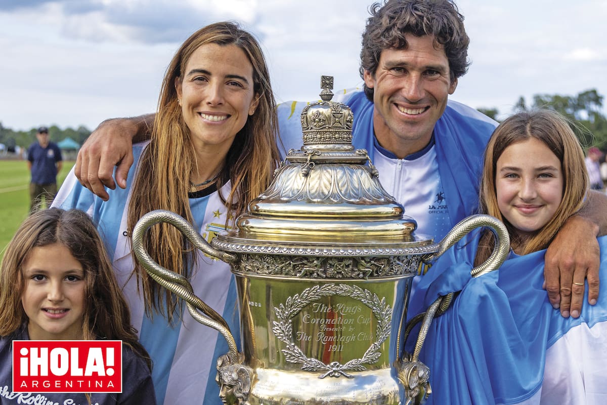 Pura felicidad. Hilario Ulloa, capitán el team celeste y blanco, con su mujer, Clara Ferraiuelo, y sus hijas Ámbar y Lavinia.