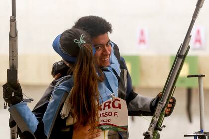 Pura felicidad: Julián Gutiérrez abraza a Fernanda Russo