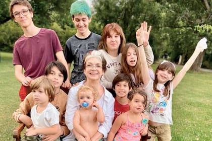 Pura felicidad junto a sus 10 nietos.