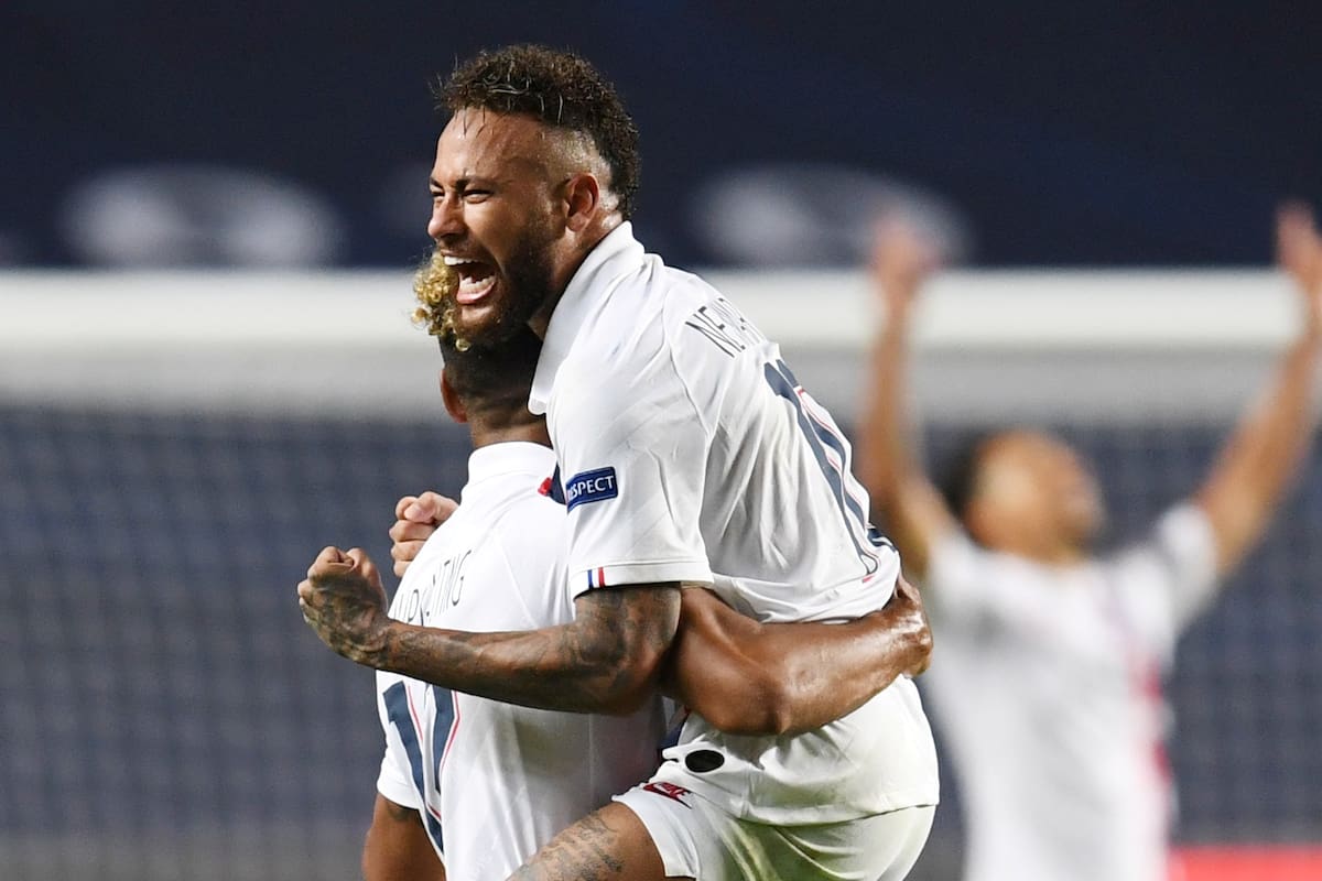 Pura felicidad, Neymar se cuelga del abrazo de Choupo-Moting, autor del gol del 2-1 a Atalanta