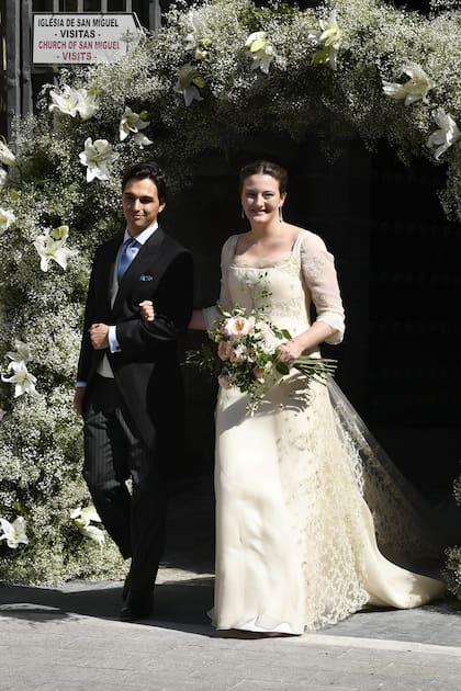 Pura felicidad, Victoria d Hohenlohe sale de la iglesia del brazo de su flamante marido, Maxime Corneille. La novia lució un traje con bordados y gran cola creado para ella por Mercedes López de Carrizosa, fundadora y directora creativa de T.ba, y su hija, la diseñadora Sol Prado.