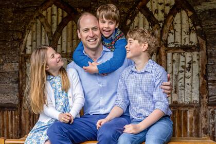 Pura felicidad, William junto a sus hijos, Charlotte, Louis y George. La imagen se publicó a propósito del último Día del Padre.