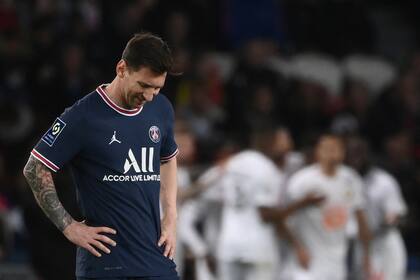 Pura frustración en el rostro de Lionel Messi, quien se perderá el partido ante Leipzig por Champions League por molestias musculares y arrastra una contusión ósea en su rodilla izquierda desde el partido por eliminatorias con Venezuela.