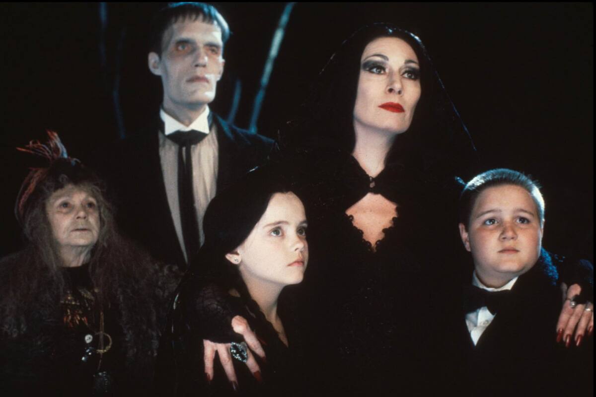 Pura nostalgia: Christina Ricci y Anjelica Huston se reúnen con los actores de Los locos Addams, 33 años después del estreno de la película