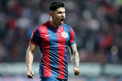 Pura potencia: Bareiro, y el festejo de su gol a Atlético Tucumán, en el empate 1-1