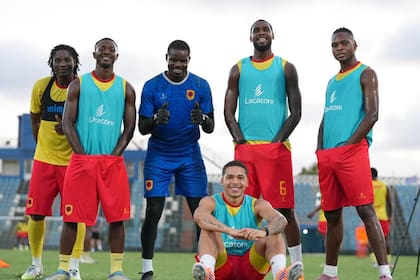 Pura simpatía, en el último entrenamiento de la selección de Angola