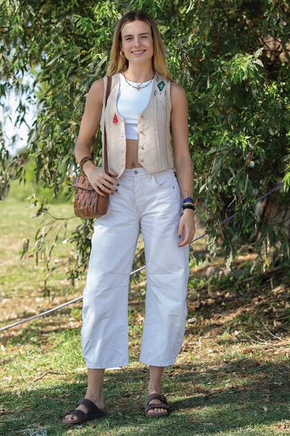 Pura sonrisa, la cantante Chule von Wernich aplaudió a su novio, Bartolomé Castagnola. Llevó un conjunto de crop top y jeans que acompañó con chaleco de cuero, otra prenda “it” de la temporada.